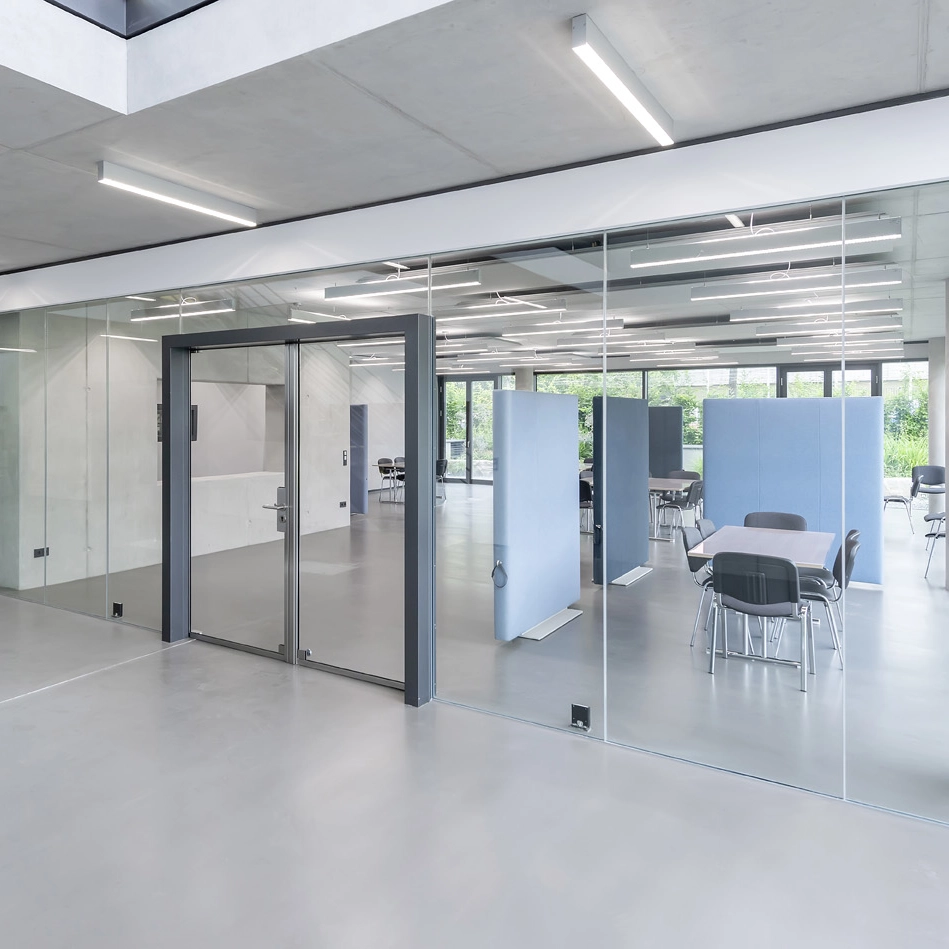 Meeting area at Sangl with glass partitions, acoustic dividers and floor-to-ceiling windows